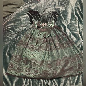 Elegant Green and Black Dress with Lace Overlay